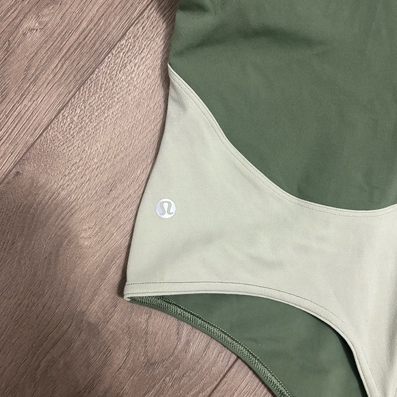 Lululemon Nulu Asymmetrical Bodysuit Green Twill / Green Fern Size 4 - Picture 4 of 5